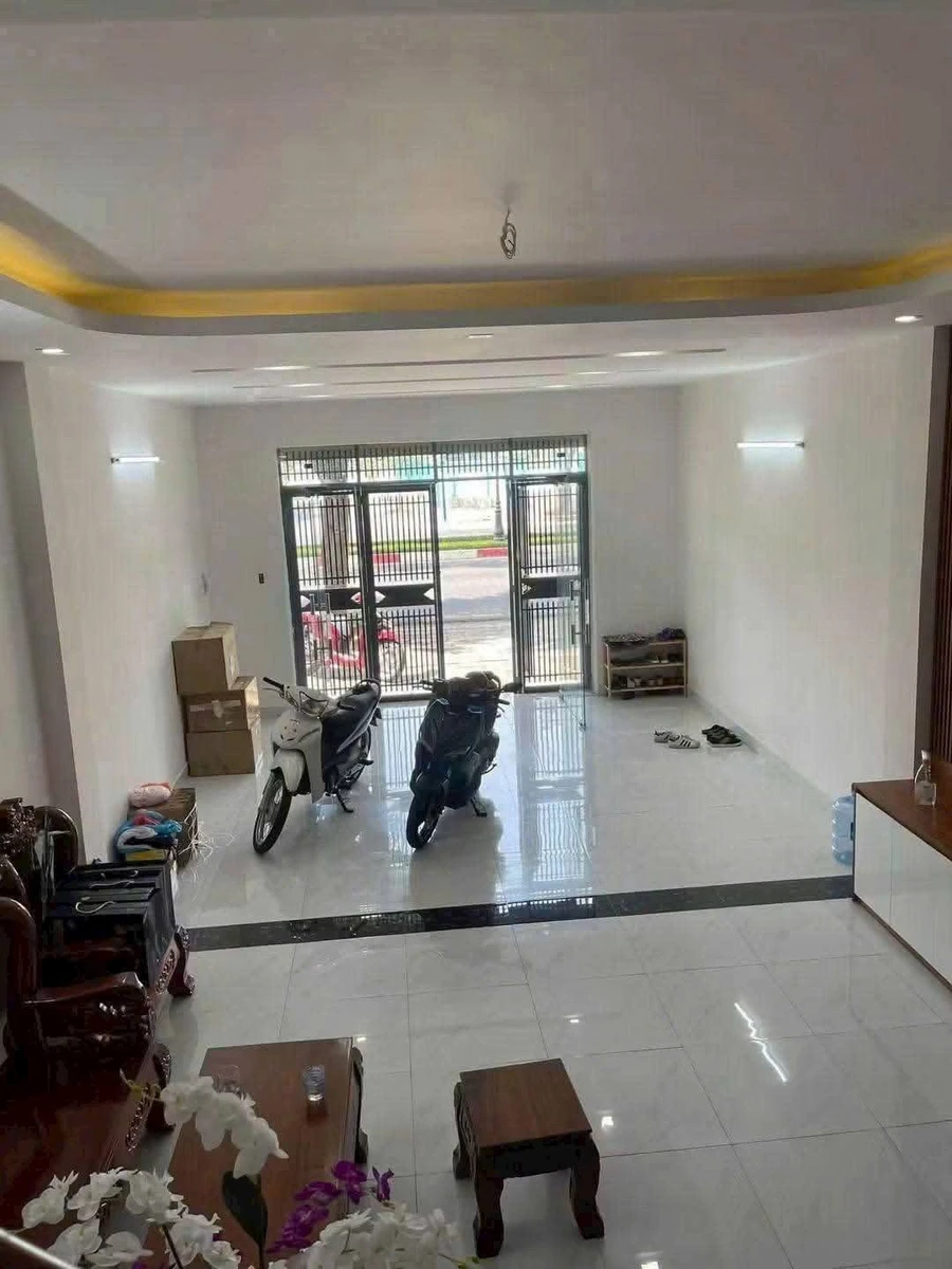 Bán nhà mặt tiền Nguyễn Tất Thành 1 trệt 2 lầu 5x20m, 5,8 tỷ, P. Phước Nguyên, TP Bà Rịa - Ảnh thu nhỏ 2