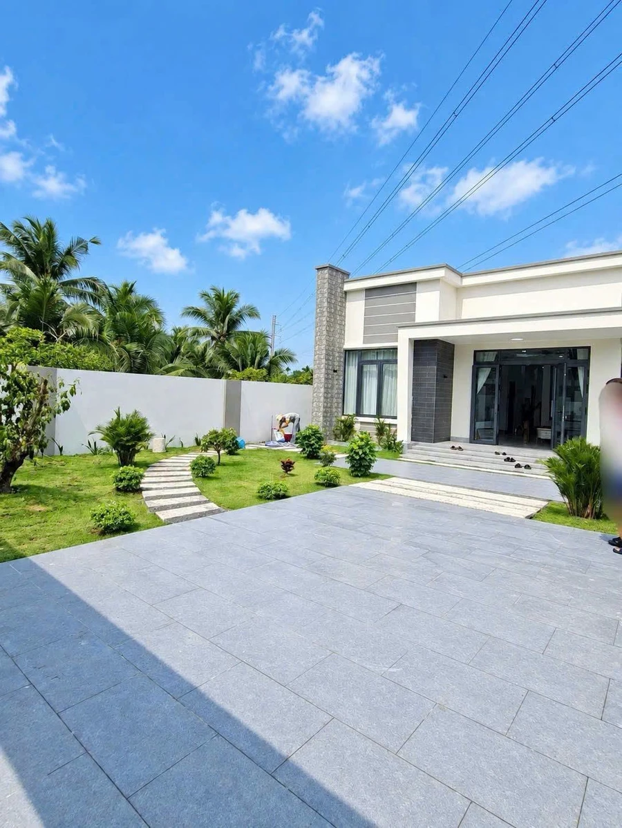 Bán nhà biệt thự sân vườn 365m2, 3PN 2WC, đầy đủ nội thất gần trường Cao Đẳng Bến Tre - Ảnh thu nhỏ 2