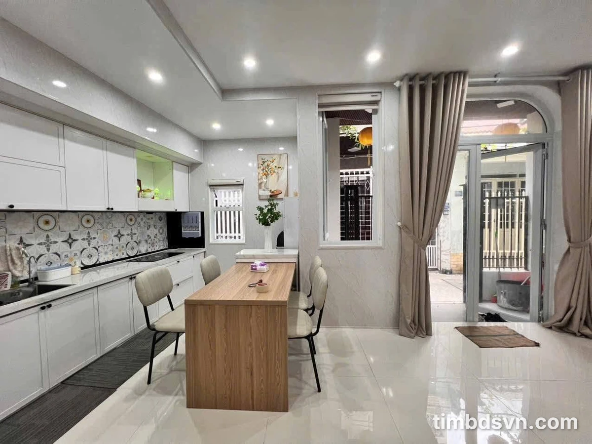 Bán nhà mặt tiền 3 phòng ngủ 120m² Cách Mạng Tháng Tám - Ảnh thu nhỏ 2