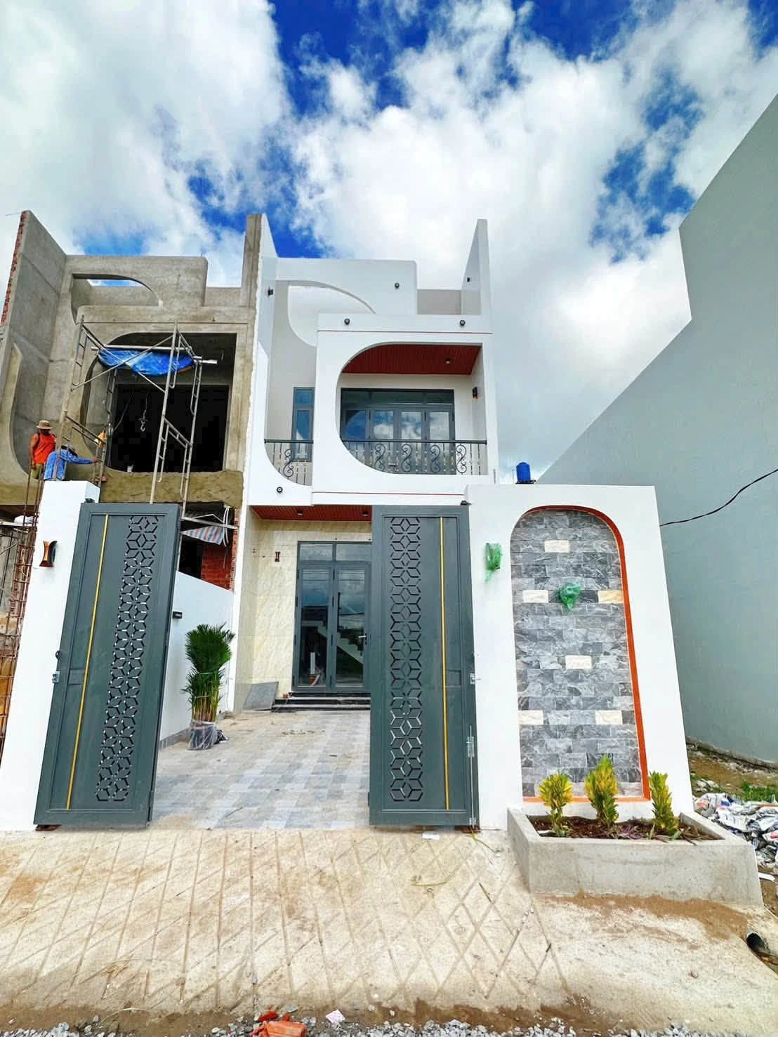 Bán nhà 5x32m, 4 phòng ngủ, sổ hồng riêng gần KCN Tân Đức - Hải Sơn, giá 3,05 tỷ - Ảnh 1