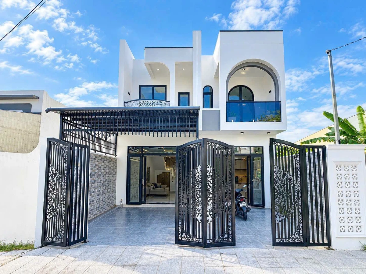 Bán nhà phố 1 trệt 1 lầu 4PN hẻm ô tô gần đường Liên Hương, Rạch Giá, giá 2,86 tỷ - Ảnh 1