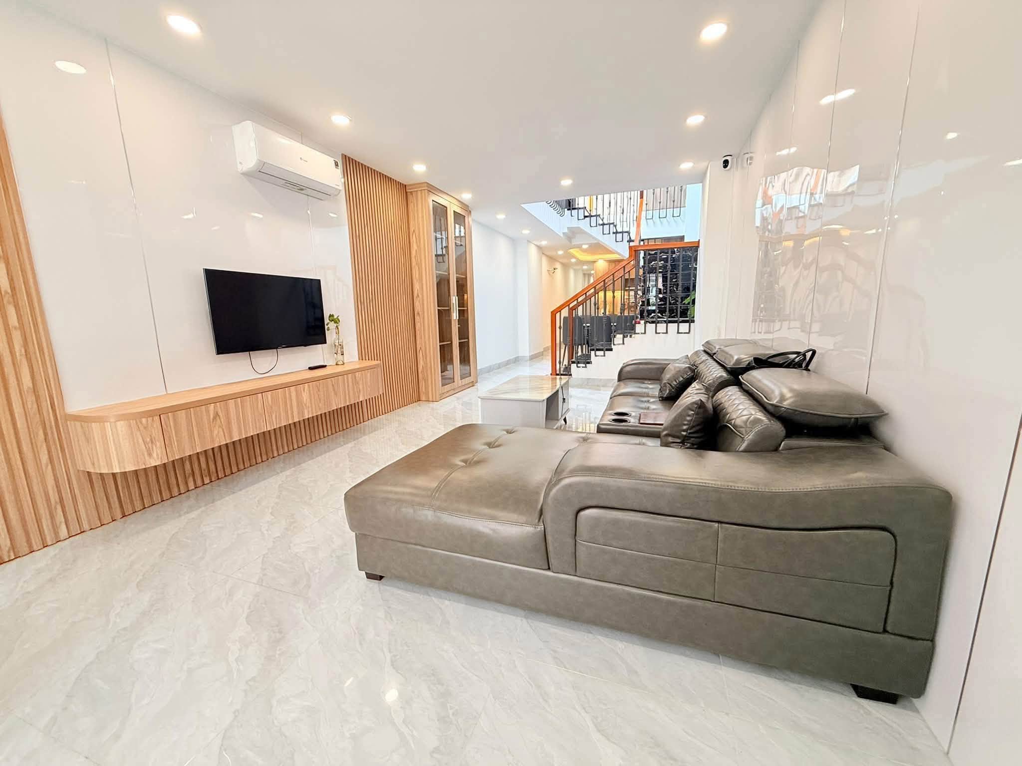 Nhà phố gần biển Nha Trang 97m² 3PN, giá 6 tỷ