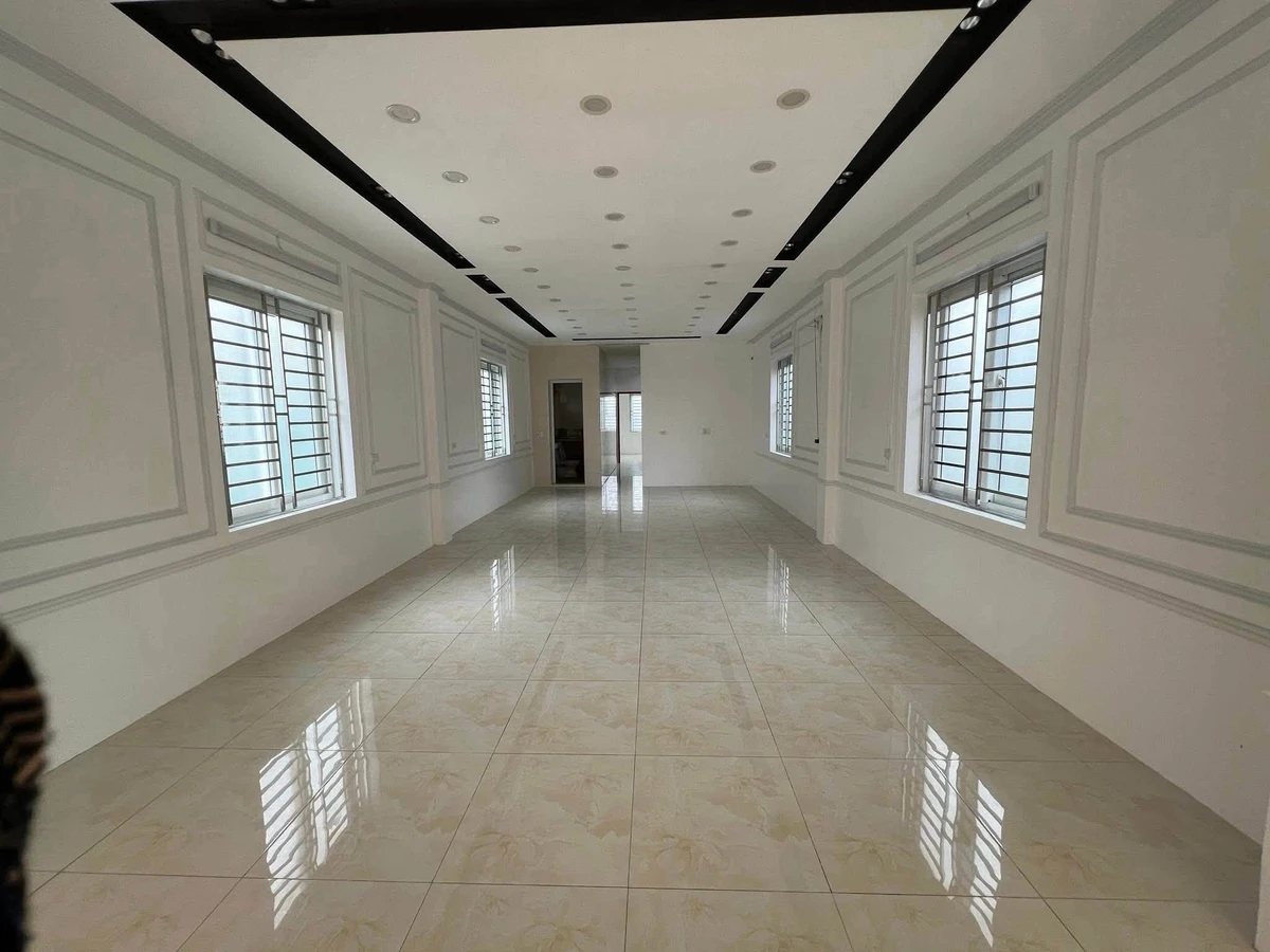 Cho thuê nhà 3 tầng 360m² đường Nguyễn Văn Cừ Quận 1 - Ảnh thu nhỏ 2