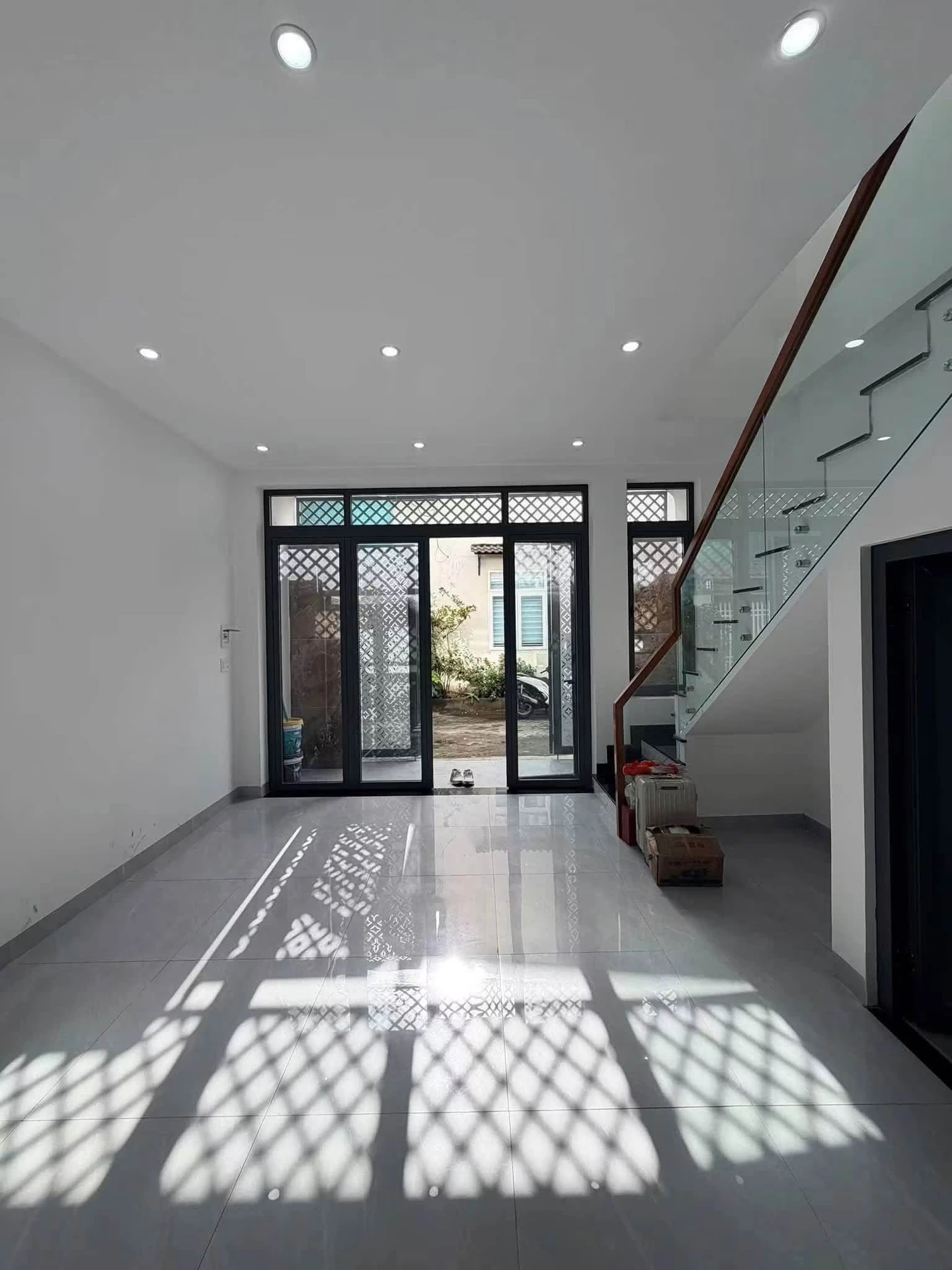 Bán nhà 3 tầng 170m² đầy đủ nội thất Nam Quốc Cang - Ảnh 1