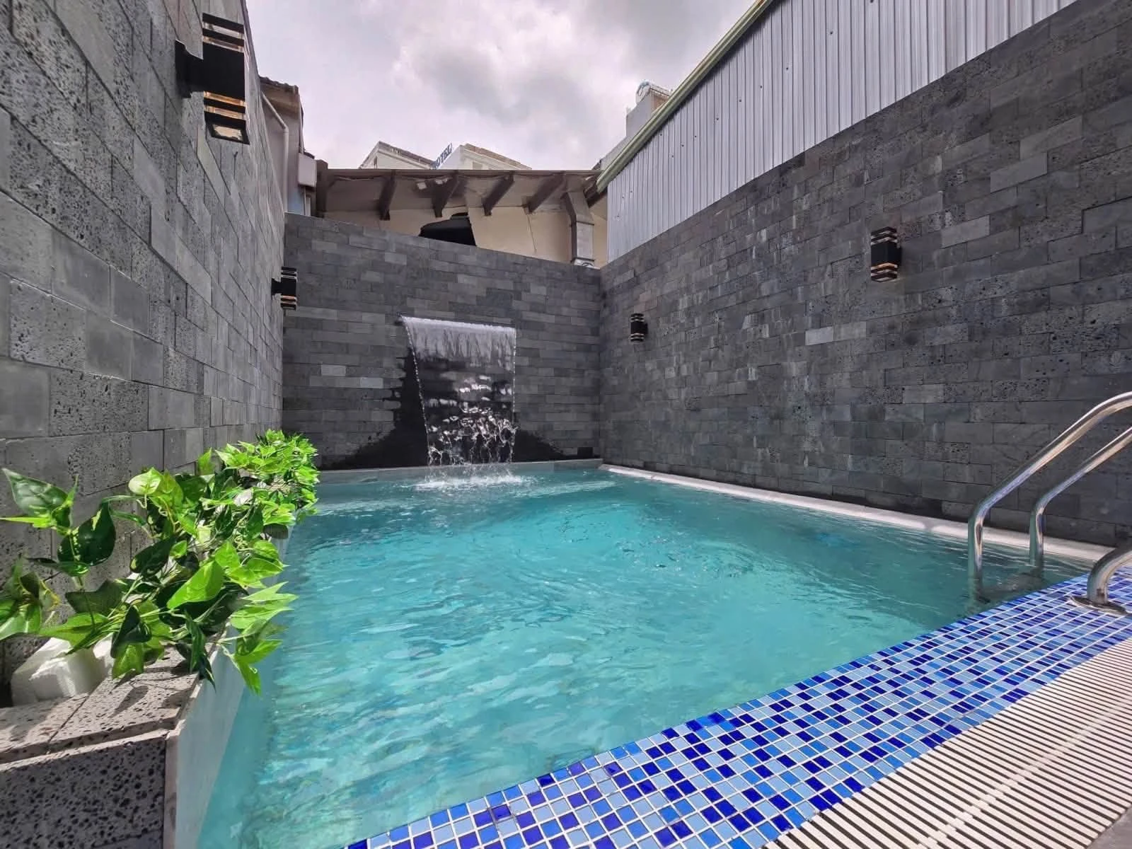 Bán tòa căn hộ dịch vụ 90,4m² 6PN 6WC có hồ bơi, dòng tiền 50tr/tháng, 13,3 tỷ - Ảnh 1