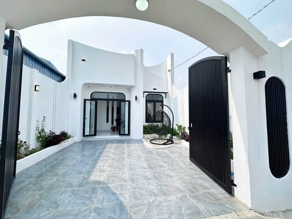 Bán nhà mới xây 105m2 full nội thất 2 phòng ngủ gần ga Lê Duẩn, Phong Nẫm, Phan Thiết - Ảnh 1