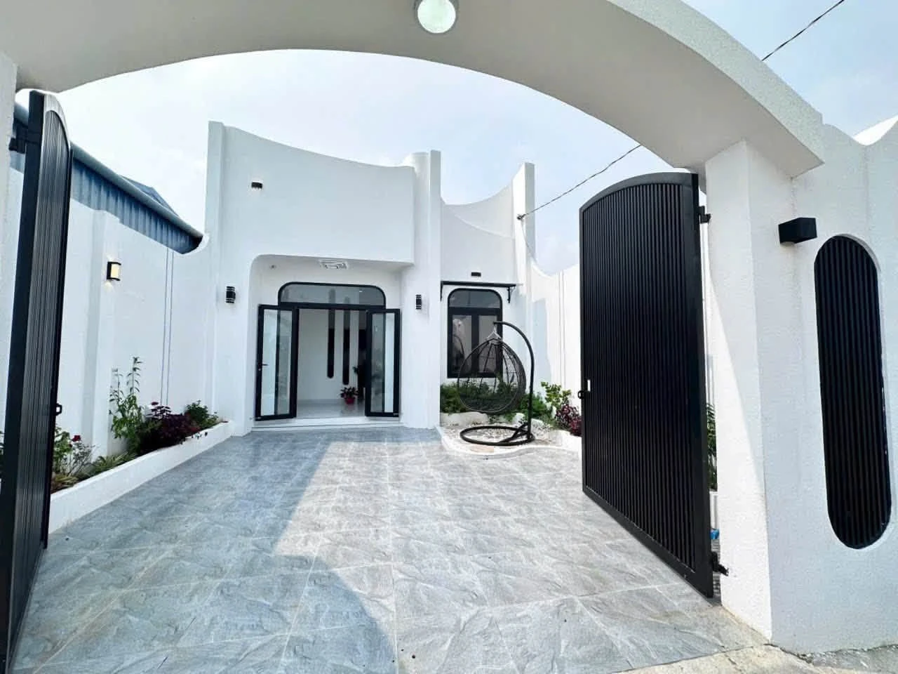 Bán nhà mới xây 105m2 full nội thất 2 phòng ngủ gần ga Lê Duẩn, Phong Nẫm, Phan Thiết - Ảnh 1