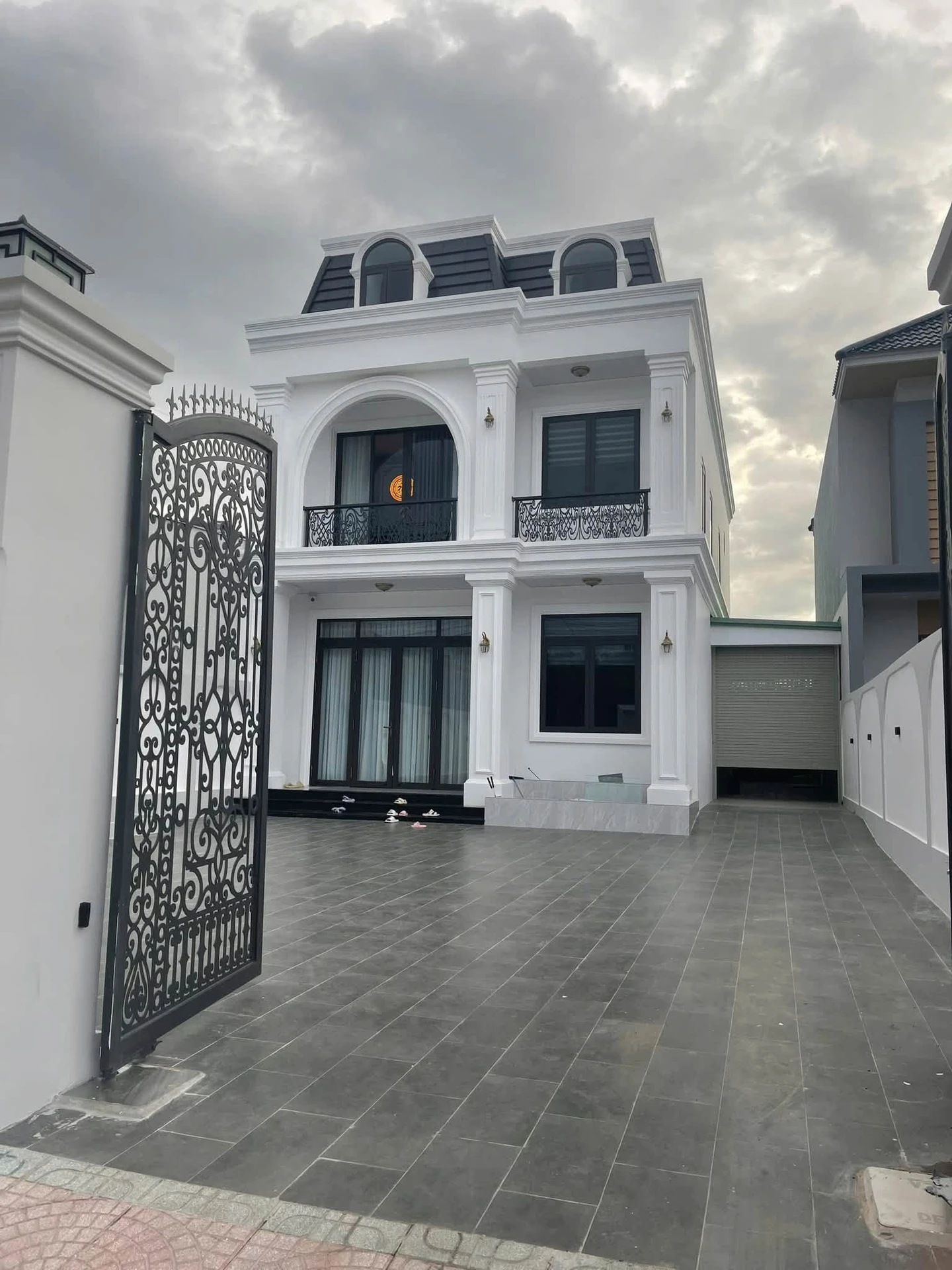 Bán biệt thự 300m² Nguyễn Văn Linh Chơn Thành 4 tỷ - Ảnh 1