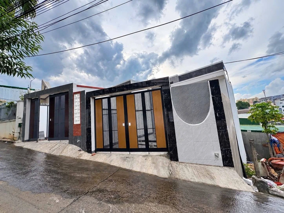 Bán nhà liền kề mới xây hẻm 11 AmaSa, Buôn Ma Thuột, 3 phòng ngủ, giá 3,55 tỷ - Ảnh 1