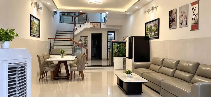 Cho thuê nhà 2.5 tầng mặt tiền 240m² Đà Nẵng