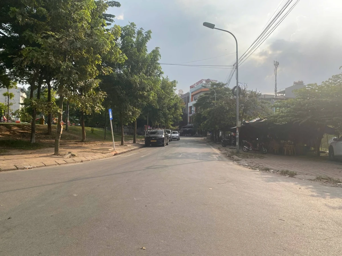 Bán đất 80m² mặt tiền 5m view sân bóng, giá 6.5 tỷ - Ảnh 1