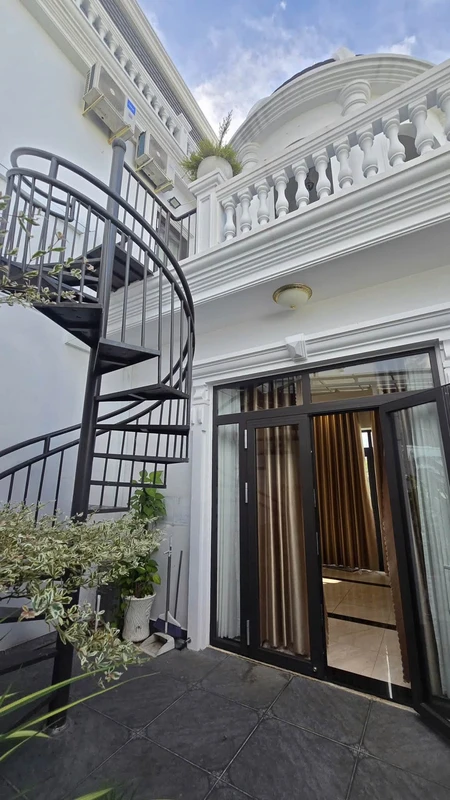 Bán biệt thự góc 3 mặt tiền Quốc lộ 55, Long Điền, 202m2, 1 trệt 3 lầu, giá 13,8 tỷ