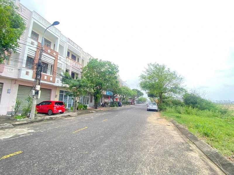 Bán nhà 3 tầng 90m2 Mặt tiền Trường Chinh Tuy Hoà 5.6 tỷ
