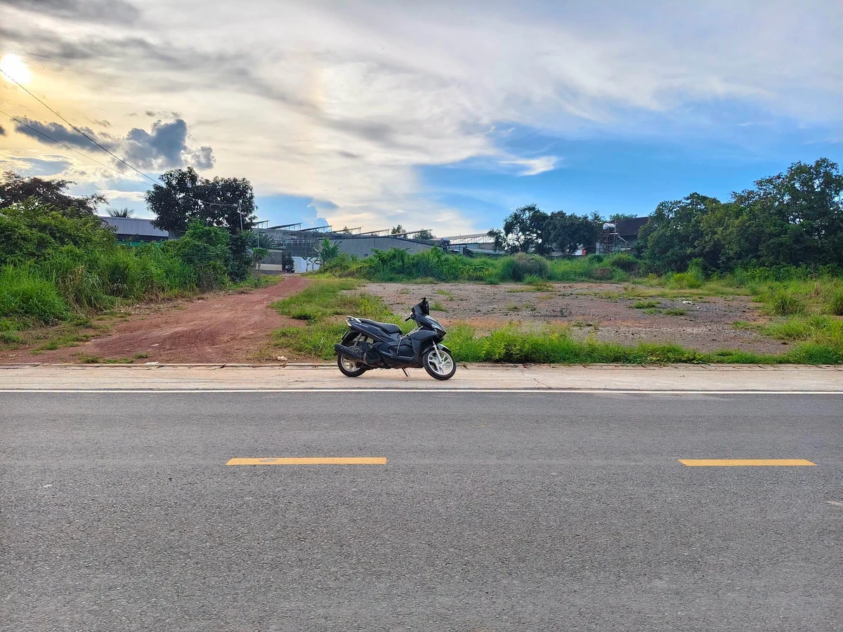 Bán đất 1.700m² mặt tiền rộng, có 100m² thổ cư tại trung tâm Đồng Xoài, Bình Phước - Ảnh 1