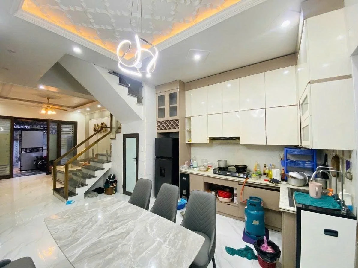 Nhà bán 60m2 4 tầng 3 phòng ngủ Trần Nguyên Hãn gần 3 tỷ - Ảnh 1