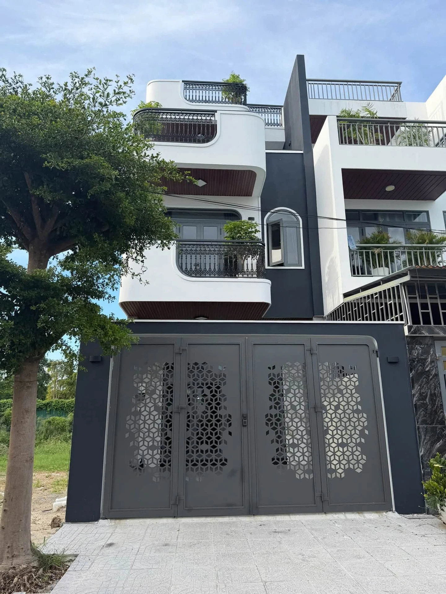 Bán nhà 3 tầng 1 tum 100m² Mỹ Gia Nha Trang 9 tỷ 350 - Ảnh 1