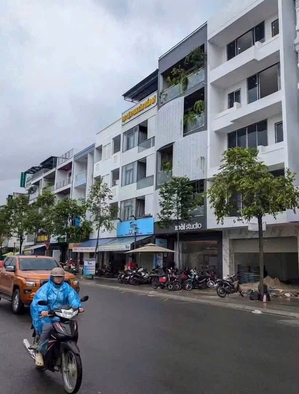 Cho thuê nhà 5 tầng mặt tiền đường Thích Quảng Đức, VCN Phước Hải, 150m2, có thang máy