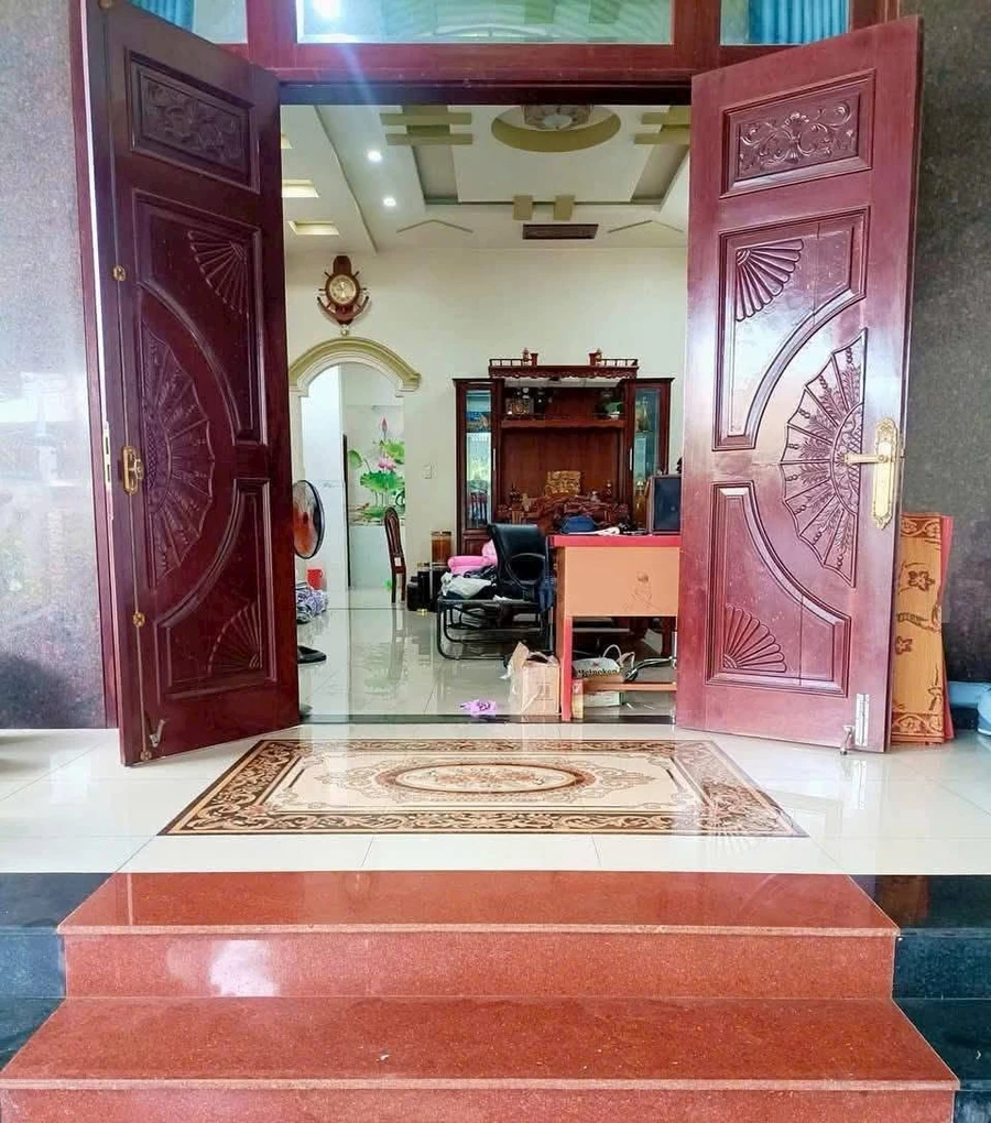 Bán biệt thự sân vườn 350m2, 3 phòng ngủ gần chợ Dĩ An, giá 9,95 tỷ - Ảnh 1