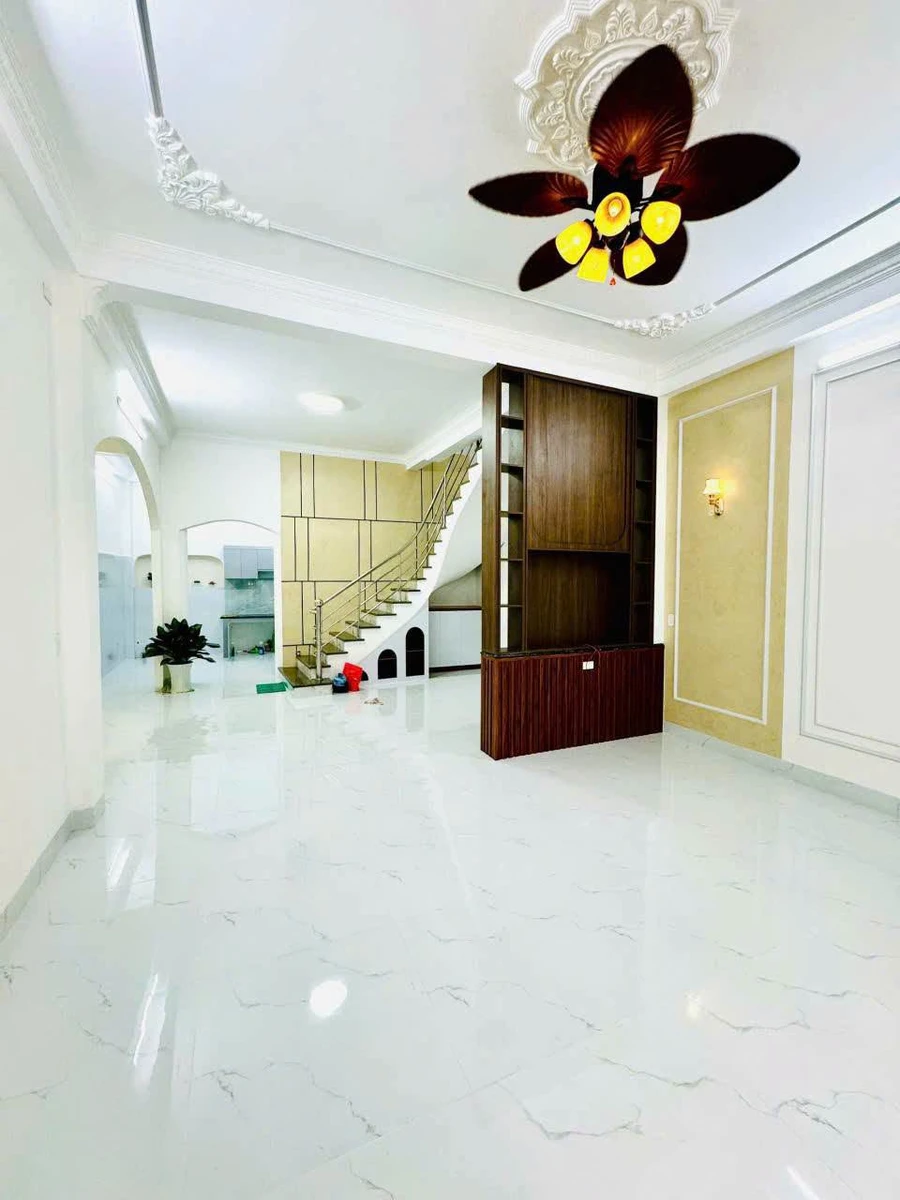 Bán nhà 1 trệt 1 lầu 180m² tân cổ điển Long Bình - Ảnh thu nhỏ 3