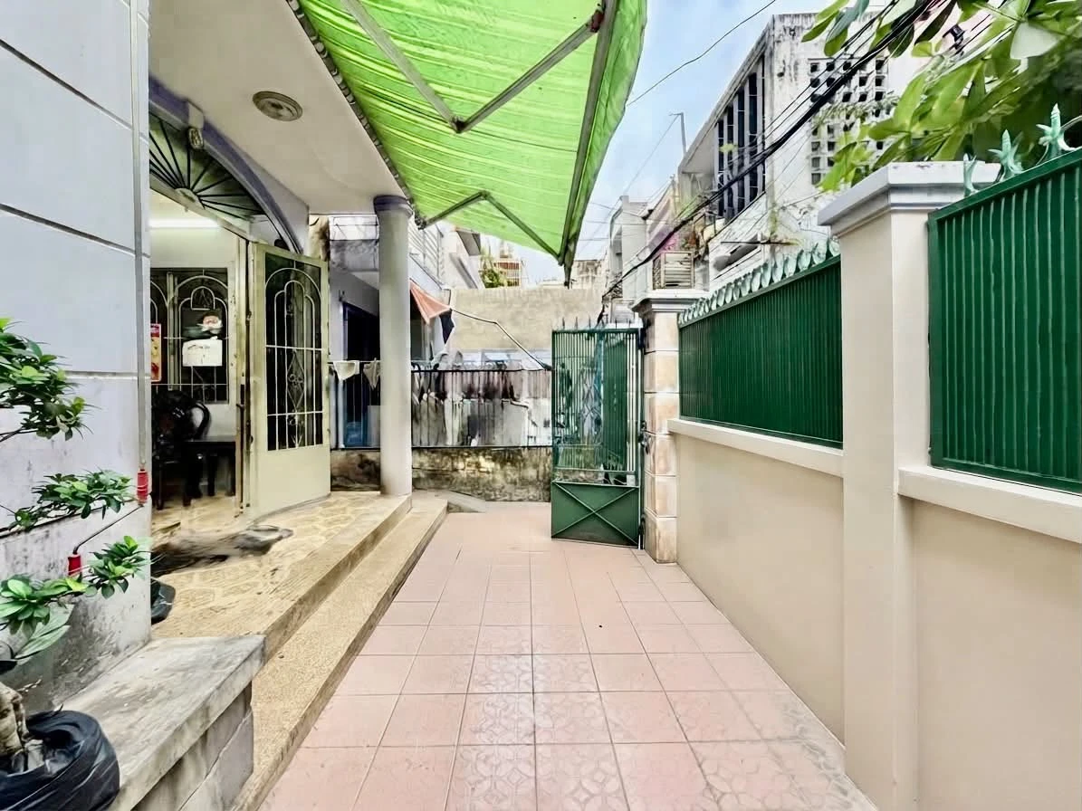 Bán nhà 150m2 ngang 9m nở hậu hẻm thông Phan Đình Phùng, Phú Nhuận, giá khoảng 12 tỷ - Ảnh 1