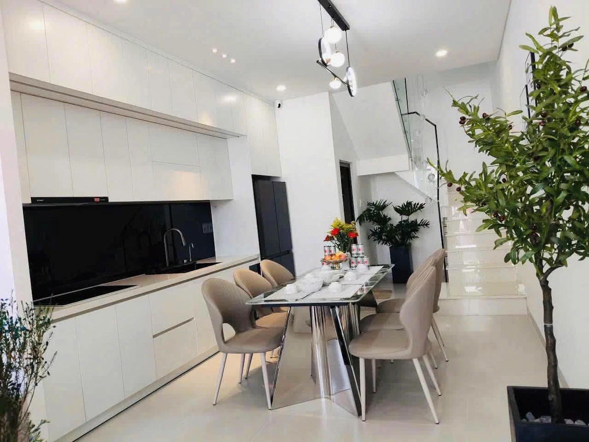 Bán nhà mặt tiền 17 Tuệ Tĩnh 4x16m, 1 trệt 2 lầu, full nội thất, giá 4,95 tỷ - Ảnh thu nhỏ 2