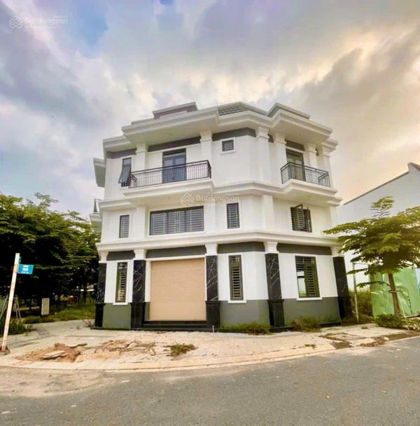 Bán gấp căn 134m2 ngay góc ngã 4, đường lớn 20.5m giá chỉ 2 tỷ 987 triệu. Bao rẻ hơn thị trường