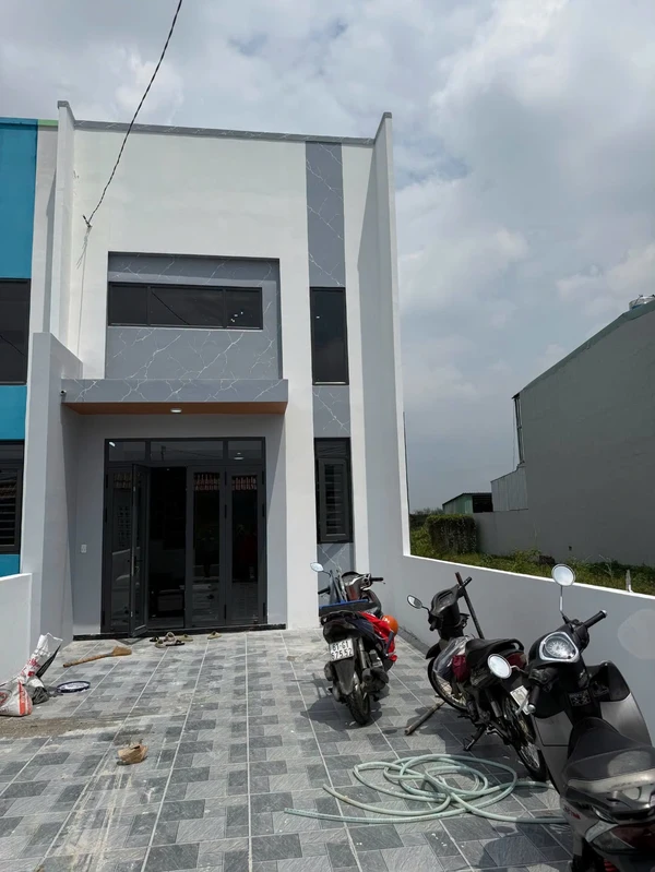Bán nhà thổ cư 3 phòng ngủ, sân để 2 xe tải, gần KCN Mỹ Phước 4, Hòa Lợi, Bình Dương