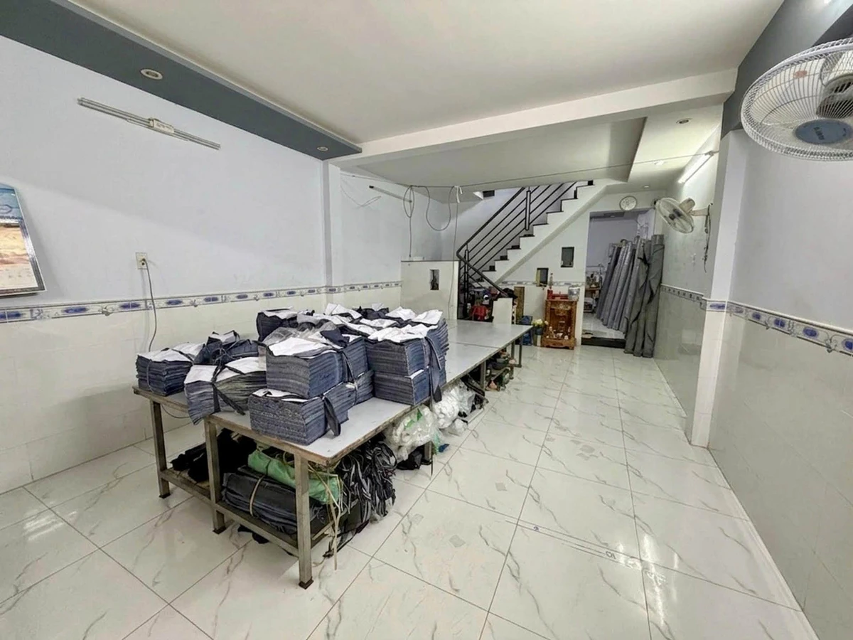 Bán nhà 3 tầng sân thượng Lê Trọng Tấn Tân Bình 72m² 4 tỷ - Ảnh 1