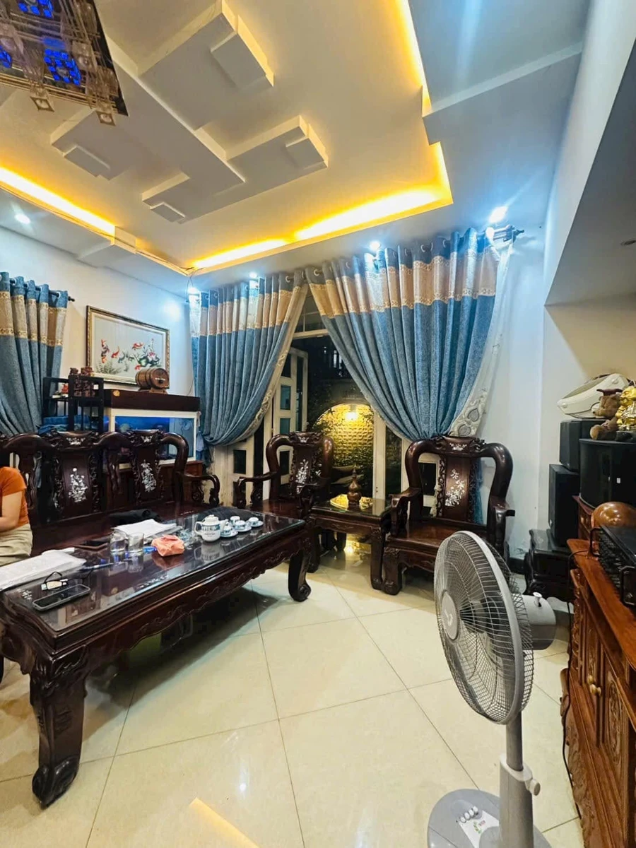 Bán nhà 1 trệt 1 lầu 136m2 full nội thất, sân vườn, sát Phạm Văn Đồng, Thủ Đức - Ảnh 1