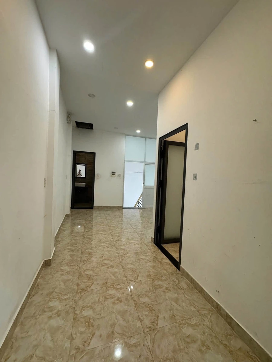 Bán nhà hẻm Võ Văn Kiệt Quận 1, 4,9x11m, 2 tầng, 2PN 2WC, giá 8,2 tỷ - Ảnh thu nhỏ 3