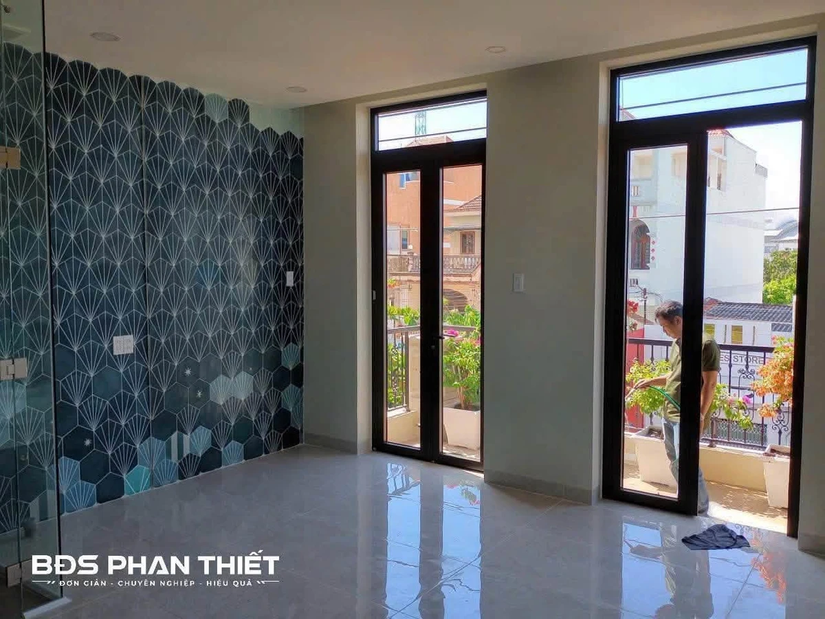 Bán nhà 1 trệt 3 lầu mặt tiền 90m², Phú Thủy - Ảnh thu nhỏ 3