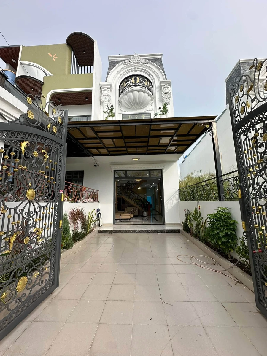 Nhà tân cổ điển 4 phòng ngủ 138m2, giá 3,38 tỷ - Ảnh 1