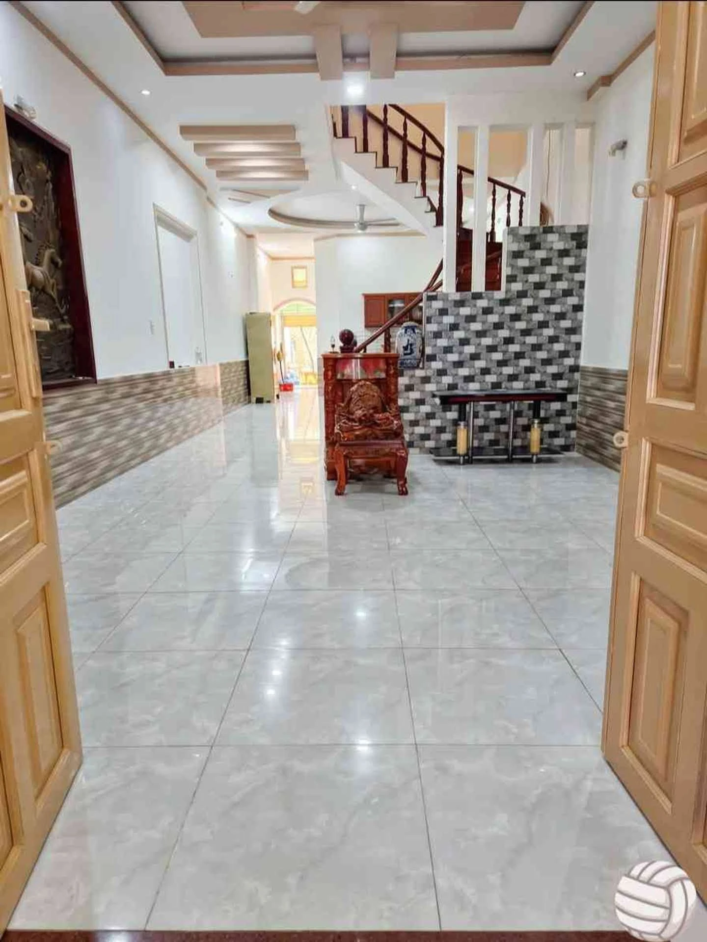 Bán nhà phố 3 tầng 136m2 mặt tiền trung tâm Dĩ An, giá 9,2 tỷ - Ảnh 1