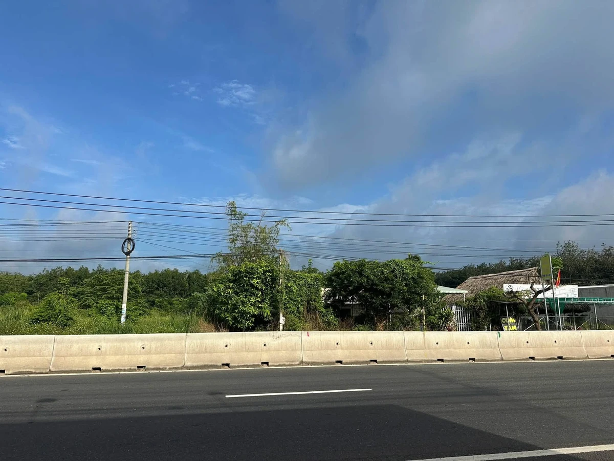Bán đất mặt tiền ĐT741 20x95m (1900m2), giá 11 tỷ, Phường Chánh Phú Hòa - Ảnh 1