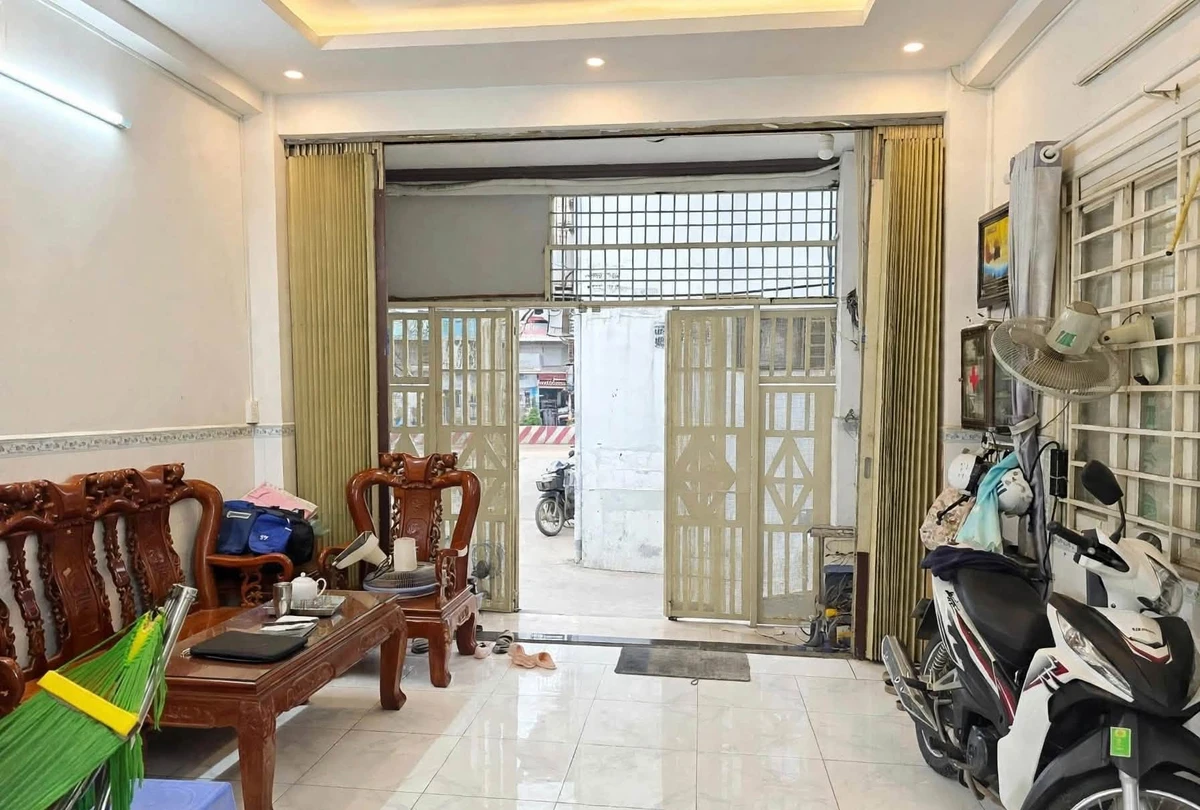 Bán nhà 2 tầng 5.5x11m lô nhì mặt tiền Huỳnh Tấn Phát, Quận 7, giá 5,2 tỷ - Ảnh 1