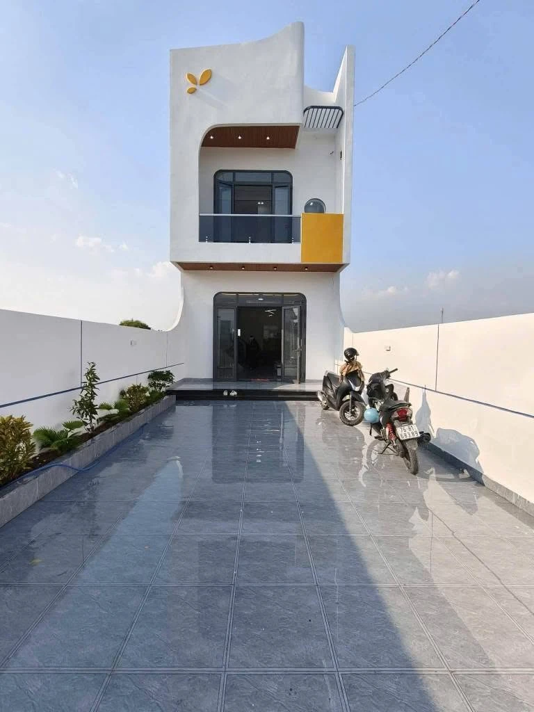Bán nhà lầu sân vườn 150m² 2 tỷ 889 triệu Hóc Môn - Ảnh thu nhỏ 2