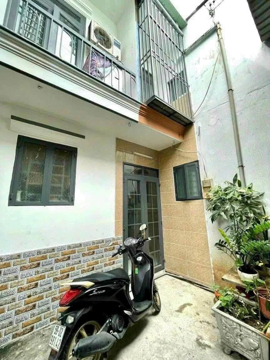 Bán nhà sổ hồng riêng 1 trệt 1 lầu 21m2, 2PN 2WC, đường HT05, Quận 12 - Ảnh 1