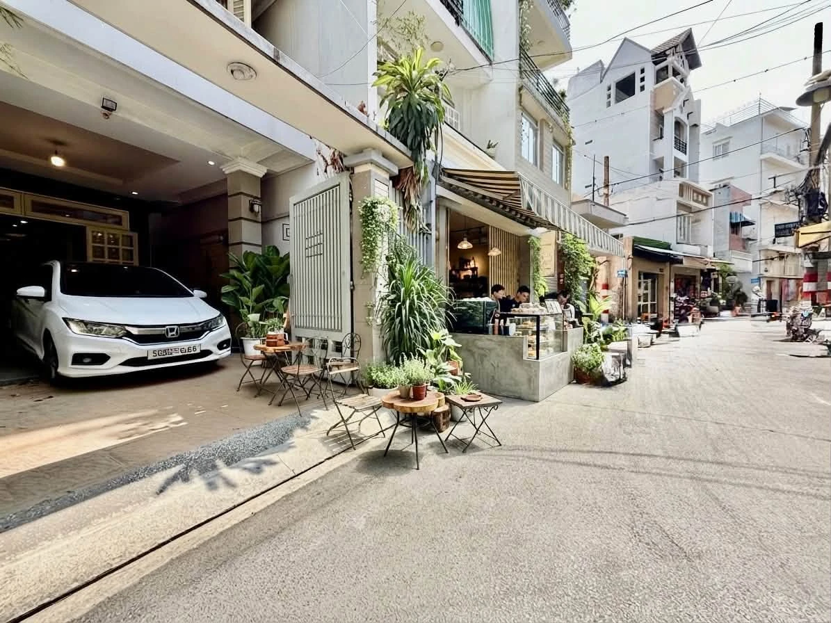 Bán nhà 3 tầng 135m2 hẻm ô tô giáp ranh Quận 3 và Phú Nhuận, gần bờ kè Trường Sa, giá 19 tỷ - Ảnh 1
