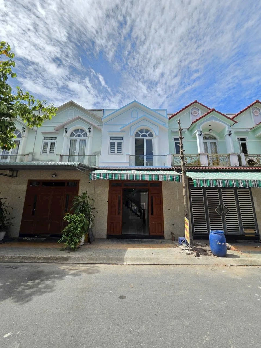 Bán nhà 1 trệt 1 lầu 63m² Tân Uyên 2,2 tỷ - Ảnh 1