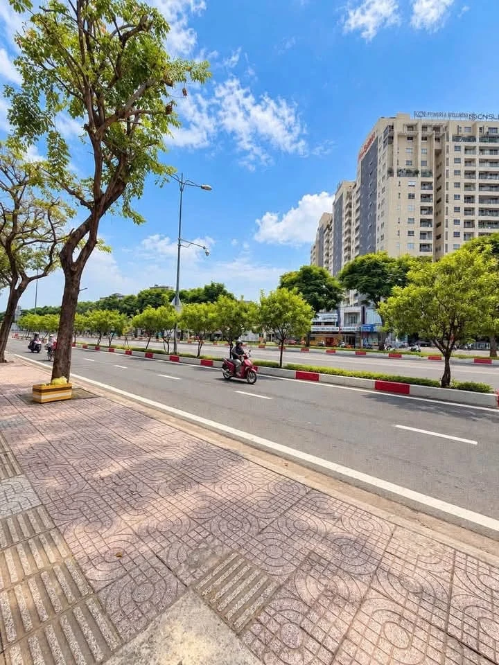 Bán nhà mặt tiền kinh doanh 4 tầng BTCT 4x7m đại lộ Phạm Văn Đồng, gần sân bay, giá 6,5 tỷ - Ảnh 1