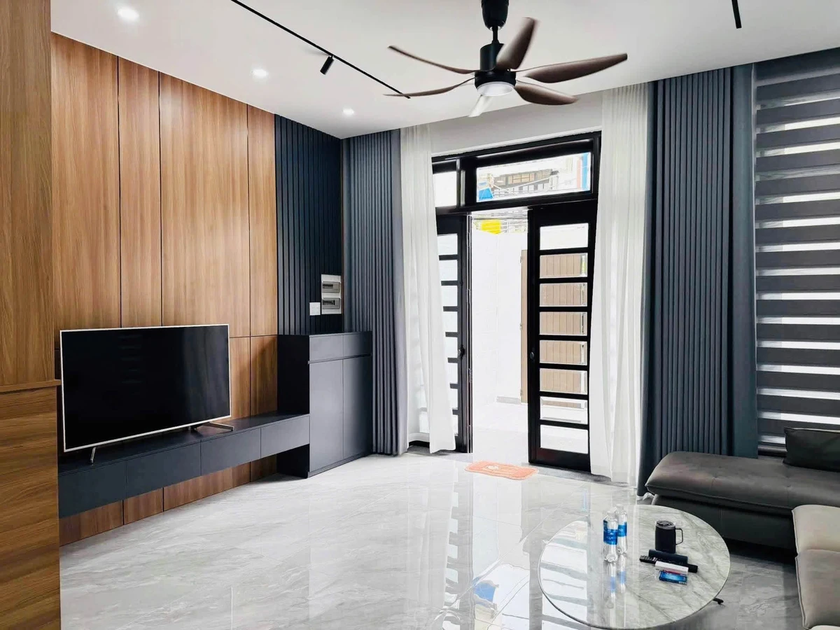 Cho thuê nhà 3 tầng mặt tiền 220m² Hoàng Xuân Nhị, Hải Châu - Ảnh 1