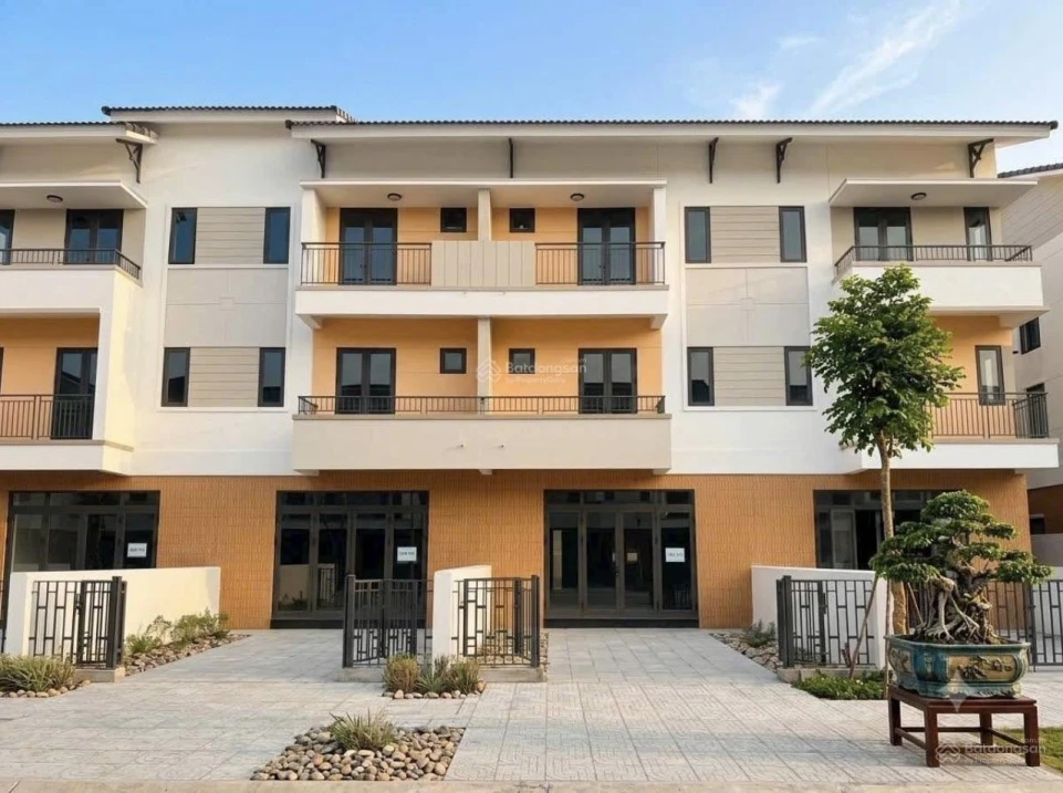 Cần bán gấp căn shophouse 120m2 vị trí đẹp, giá tốt nhất thị trường, di chuyển tới TTHN chỉ 15 phút - Ảnh 1