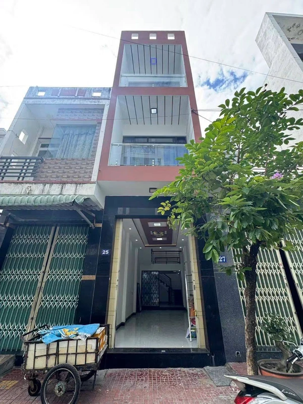 Bán nhà 3 tầng mặt tiền 46m2 gần chợ Hoa Lư, Quy Nhơn