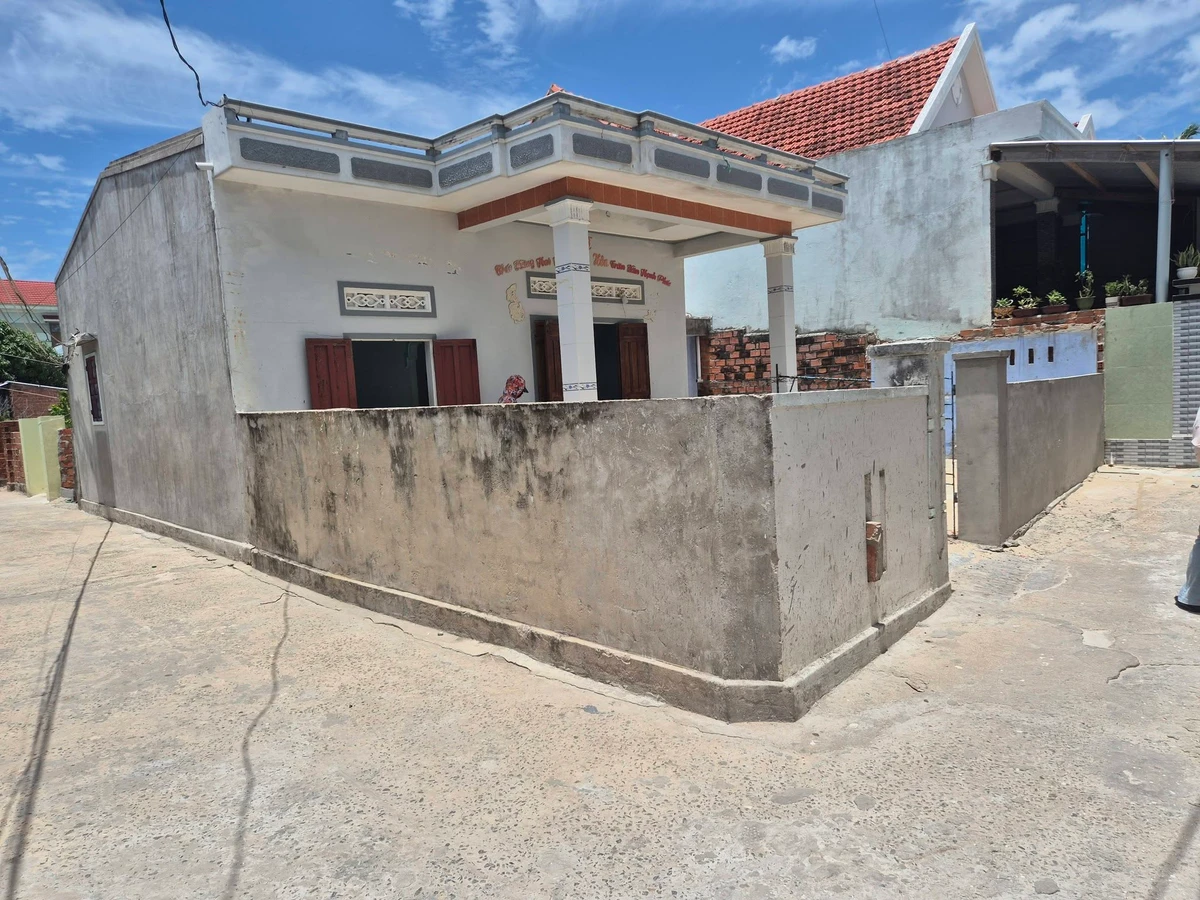 Bán đất 116m2 full thổ cư, sẵn nhà cấp 4, 2 mặt tiền gần biển Từ Nham, Sông Cầu - Ảnh 1