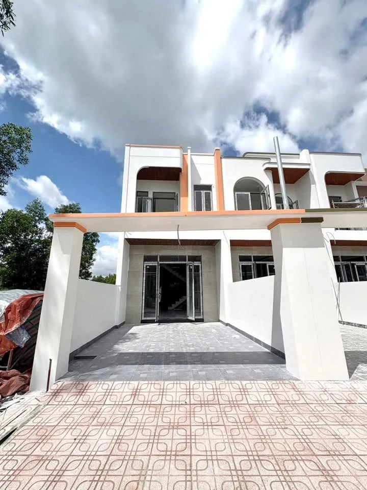 Bán nhà lầu 3PN 120m² gần chợ Thạnh Phú, Bình Chánh, 2 tỷ - Ảnh 1