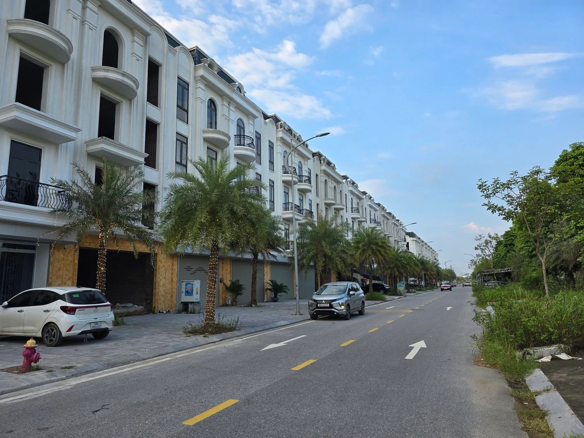 Bán shophouse mặt Quốc lộ 2C KĐT Tứ Trưng, Vĩnh Tường 105m2, 4 tầng 1 tum, giá 8 tỷ - Ảnh 1