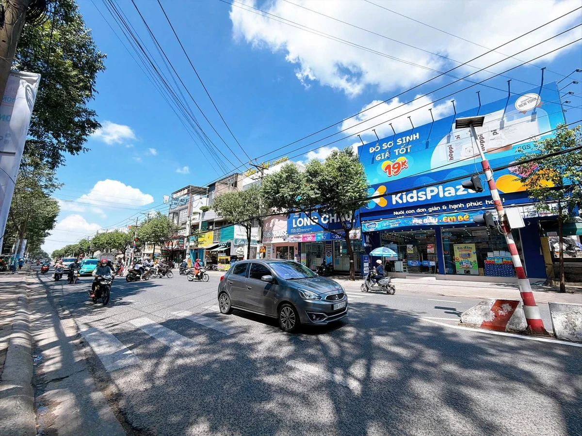 Bán nhà 3 lầu mặt tiền Nguyễn Ái Quốc, Biên Hoà, 200m² - Ảnh 1