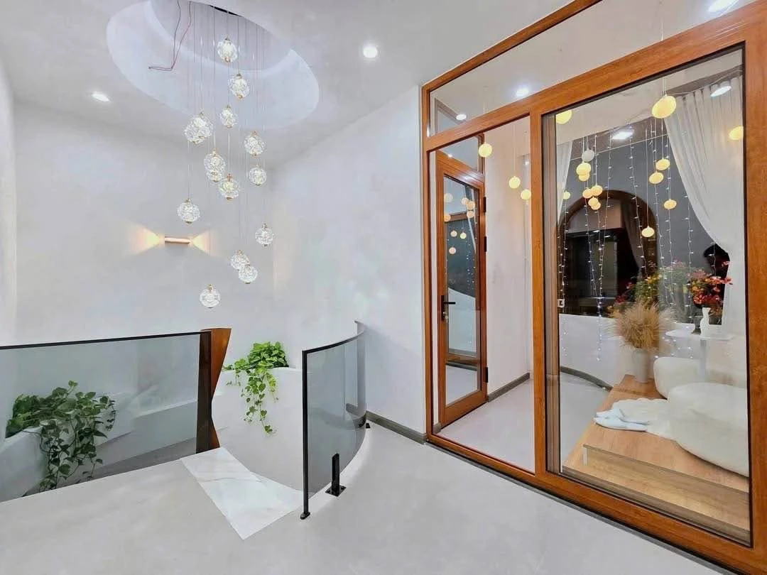 Cho thuê nhà 3 tầng 54m2, 3PN 4WC full nội thất kiệt Trưng Nữ Vương, gần Cầu Rồng, Đà Nẵng - Ảnh thu nhỏ 2