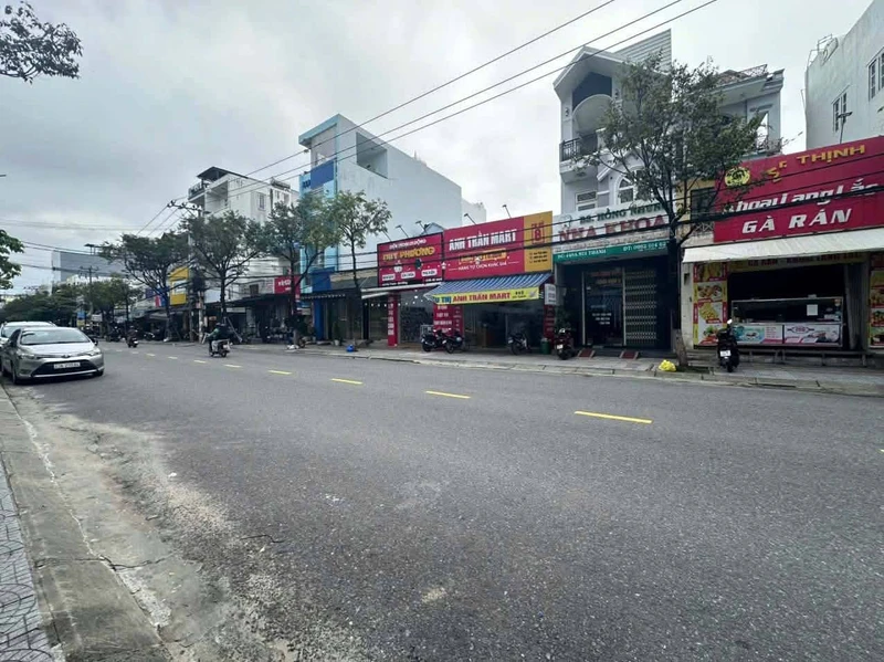 Bán nhà mặt tiền đường Núi Thành 3 tầng, 152m2, giá 11 tỷ, Hải Châu Đà Nẵng