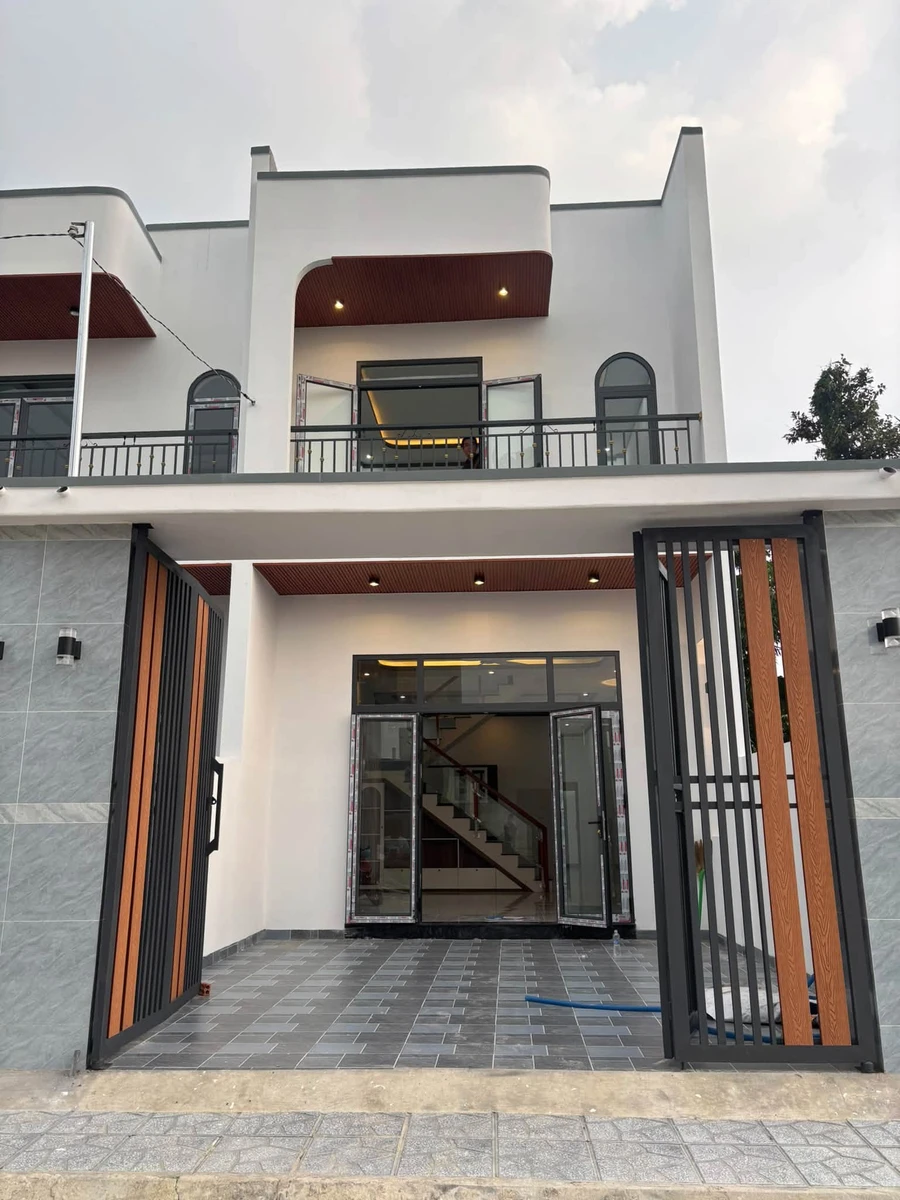 Bán nhà 1 trệt 1 lầu 3PN, 100m², giá hơn 2 tỷ - Ảnh 1